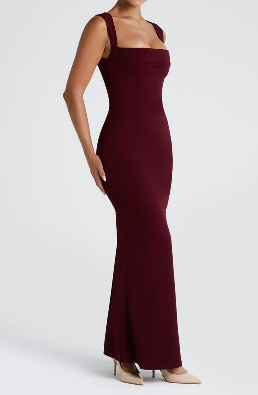 Bordeaux maxi jurk met vierkante hals en elegante pasvorm