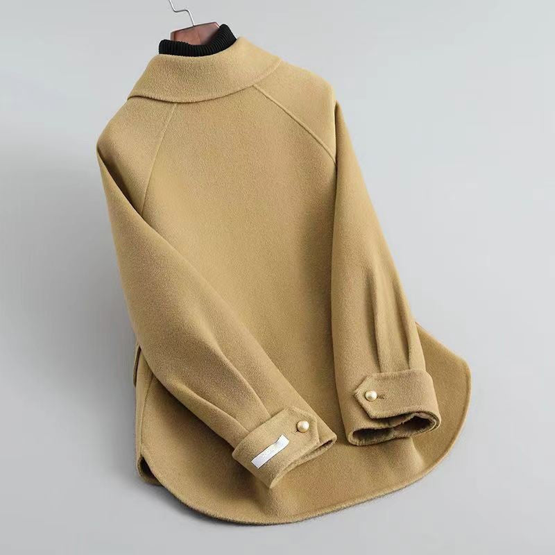 Elegante damesmantel met parelknopen en klassieke kraag