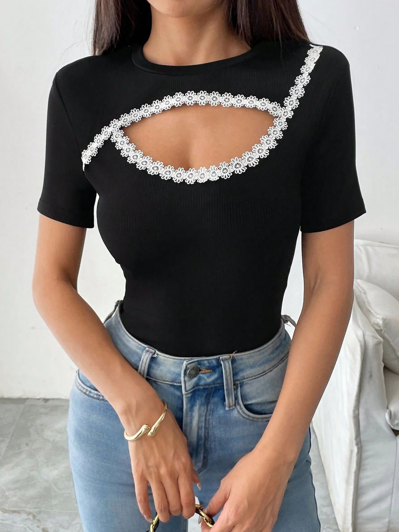 Kennedy Zwarte Cut-Out T-Shirt met Kant Detail – Trendy Aansluitende Dames Top