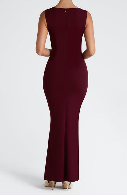 Bordeaux maxi jurk met vierkante hals en elegante pasvorm