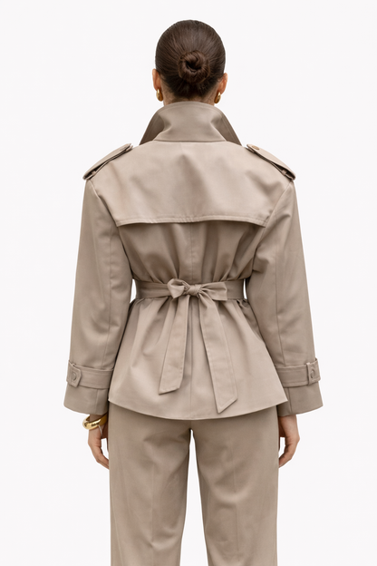 Éloria Korte Dames Trenchcoat met Vetersluiting en Revers