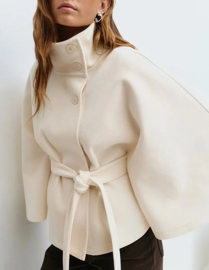 Elegante cape jas met hoge kraag en ceintuur