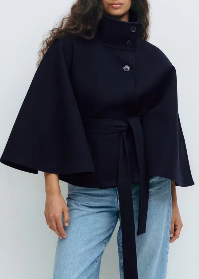 Elegante cape jas met hoge kraag en ceintuur