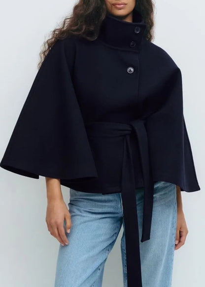 Elegante cape jas met hoge kraag en ceintuur