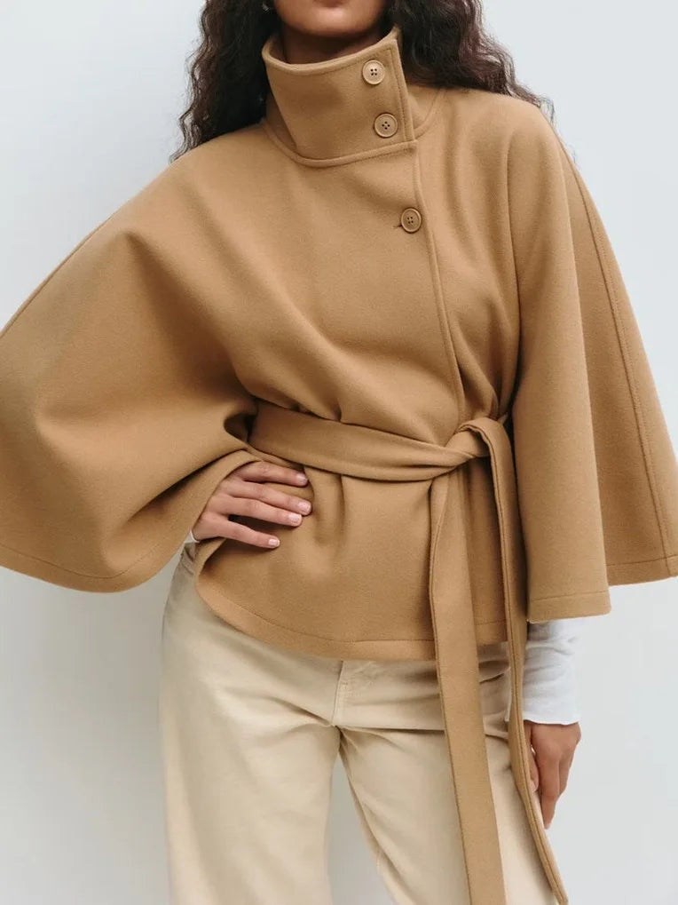 Elegante cape jas met hoge kraag en ceintuur
