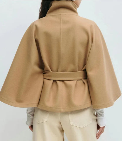 Elegante cape jas met hoge kraag en ceintuur