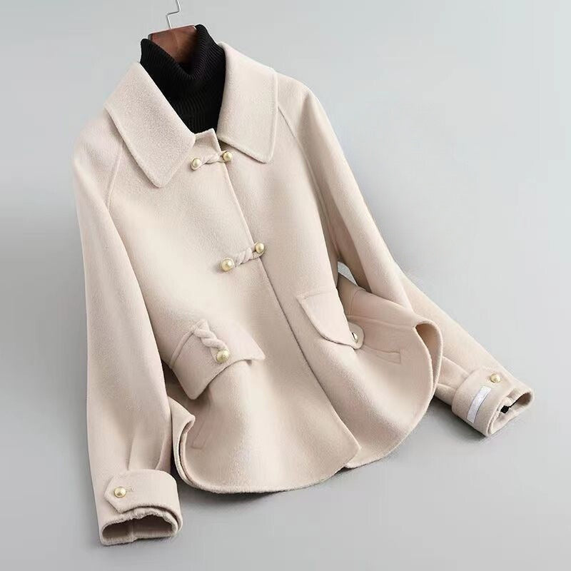 Elegante damesmantel met parelknopen en klassieke kraag