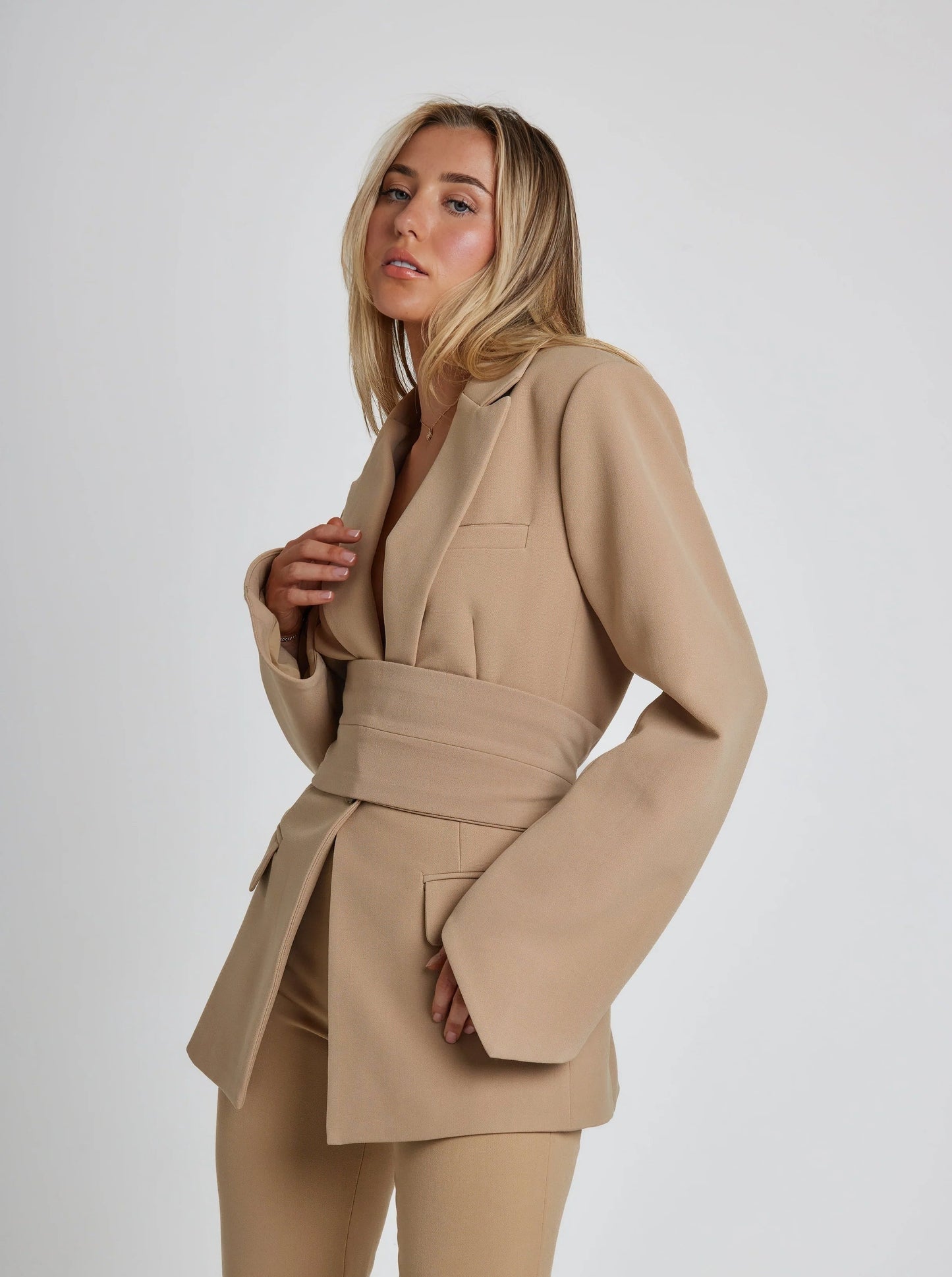 Elegante getailleerde damesblazer met ceintuur en diepe V-hals