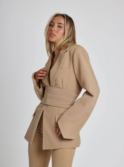 Elegante getailleerde damesblazer met ceintuur en diepe V-hals
