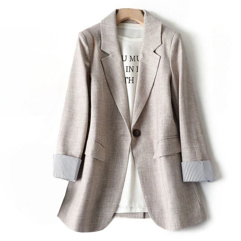 Elegante getailleerde damesblazer met omgeslagen manchetten