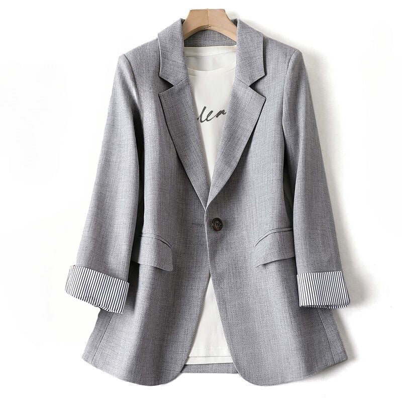 Elegante getailleerde damesblazer met omgeslagen manchetten