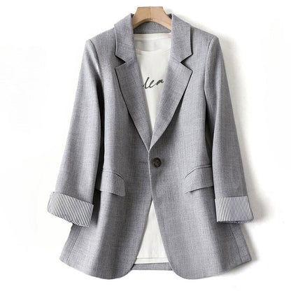 Elegante getailleerde damesblazer met omgeslagen manchetten