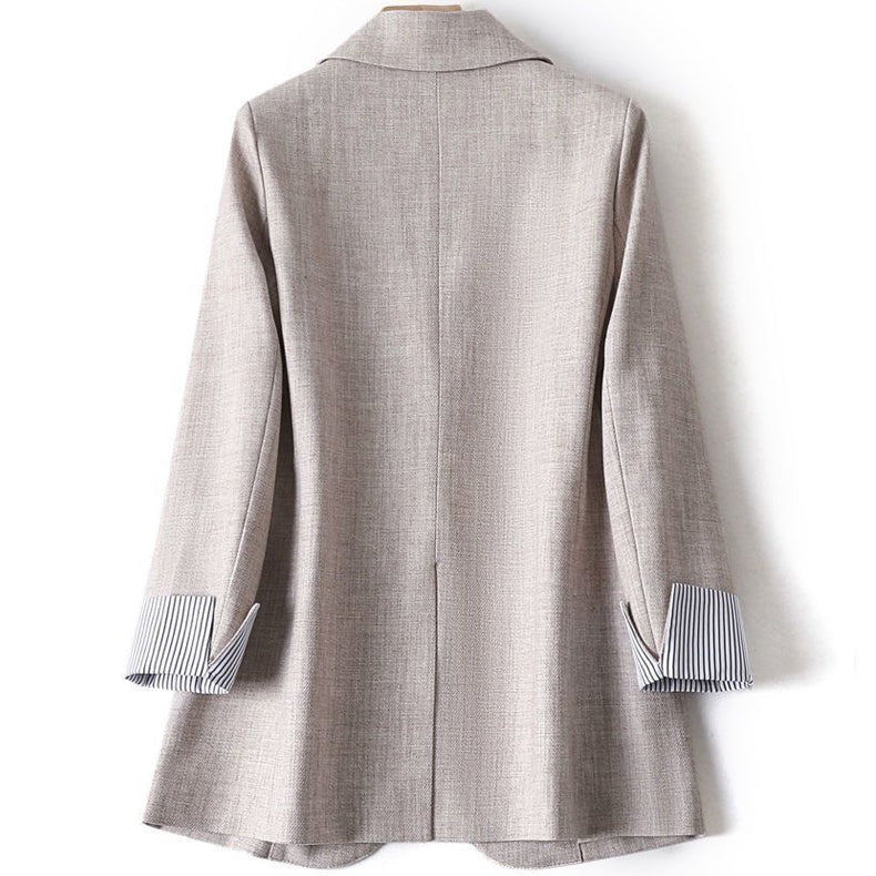 Elegante getailleerde damesblazer met omgeslagen manchetten