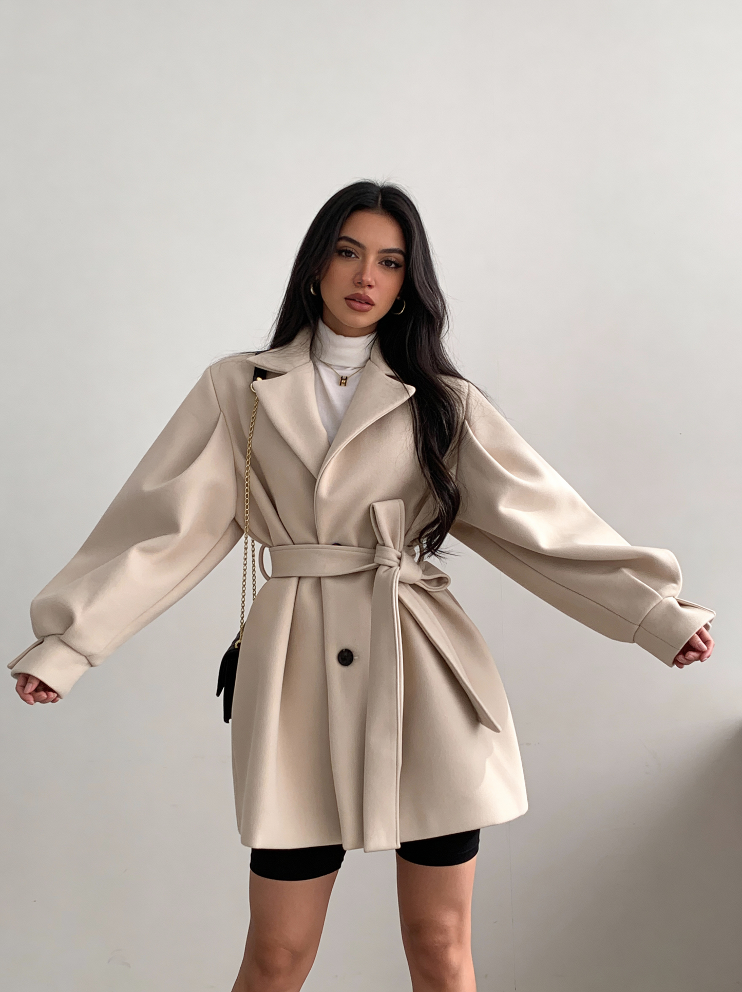 Elegante korte dames mantel met ceintuur en pofmouwen