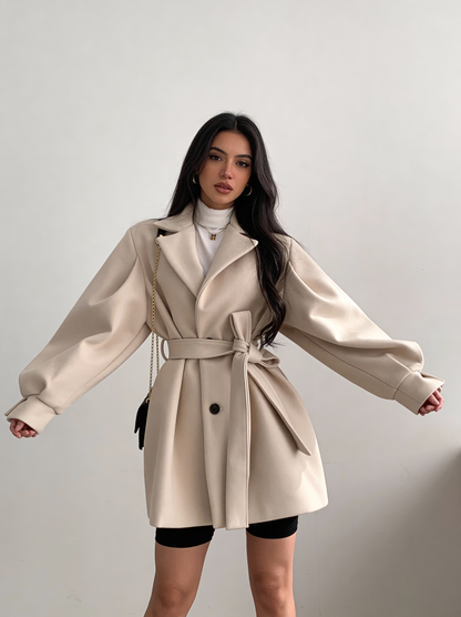 Elegante korte dames mantel met ceintuur en pofmouwen