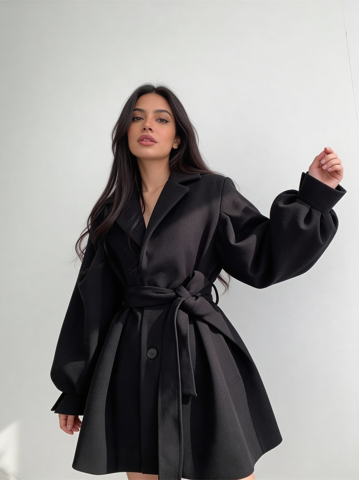 Elegante korte dames mantel met ceintuur en pofmouwen