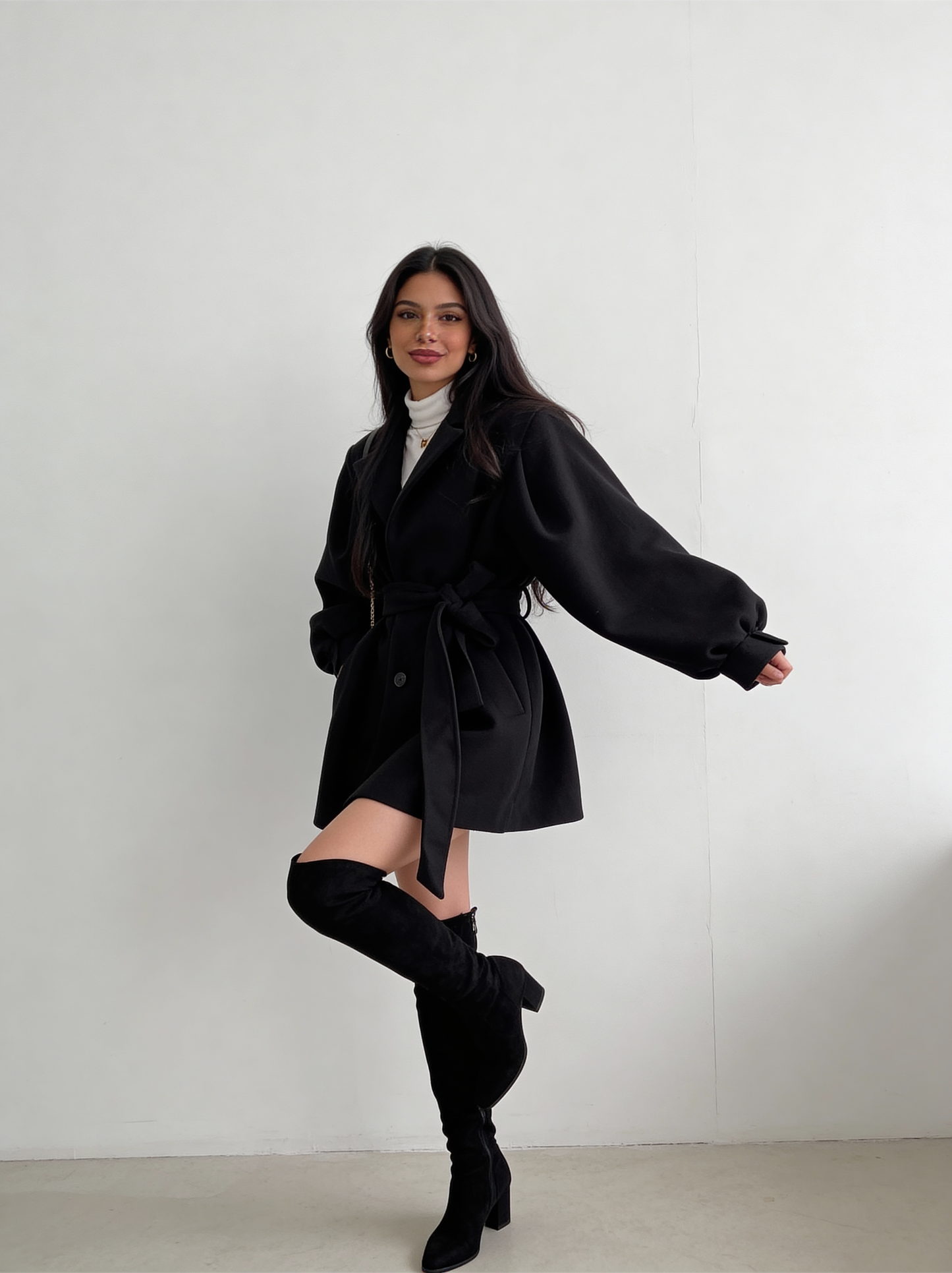 Elegante korte dames mantel met ceintuur en pofmouwen