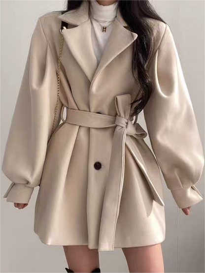 Elegante korte dames mantel met ceintuur en pofmouwen