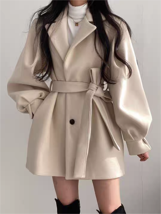 Elegante korte dames mantel met ceintuur en pofmouwen