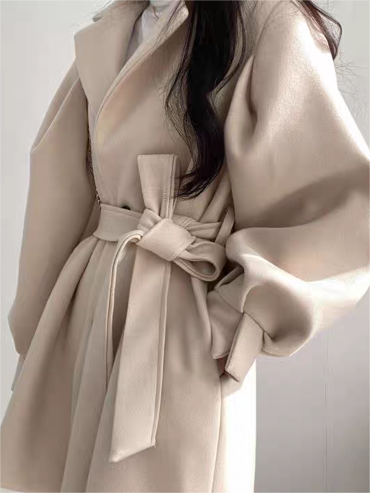Elegante korte dames mantel met ceintuur en pofmouwen