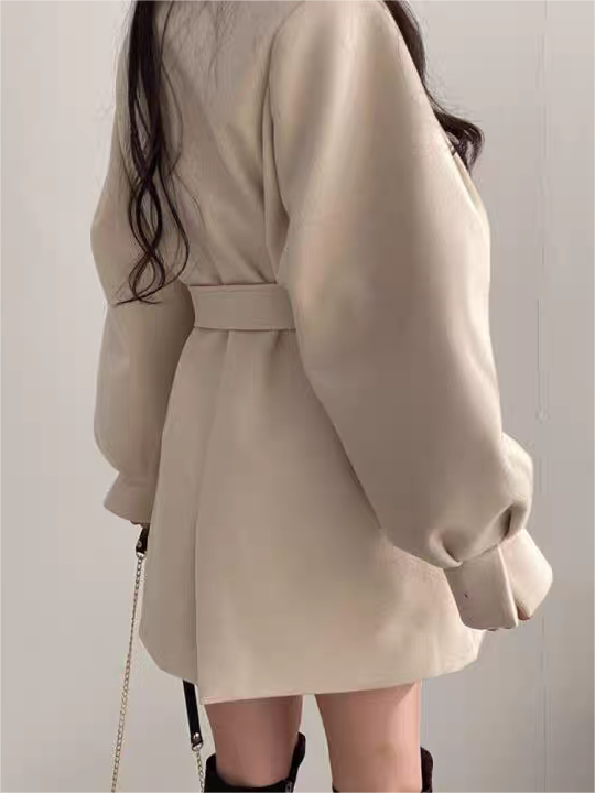 Elegante korte dames mantel met ceintuur en pofmouwen