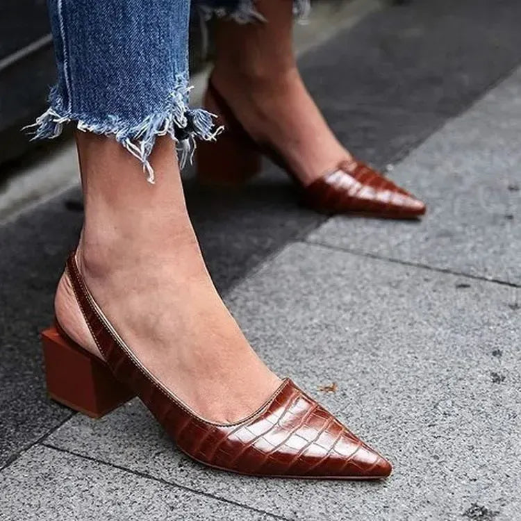 Elegante pumps met puntige neus en blokhak