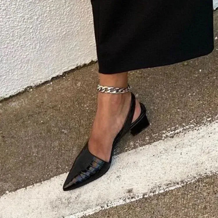 Elegante pumps met puntige neus en blokhak