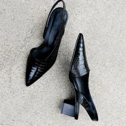 Elegante pumps met puntige neus en blokhak