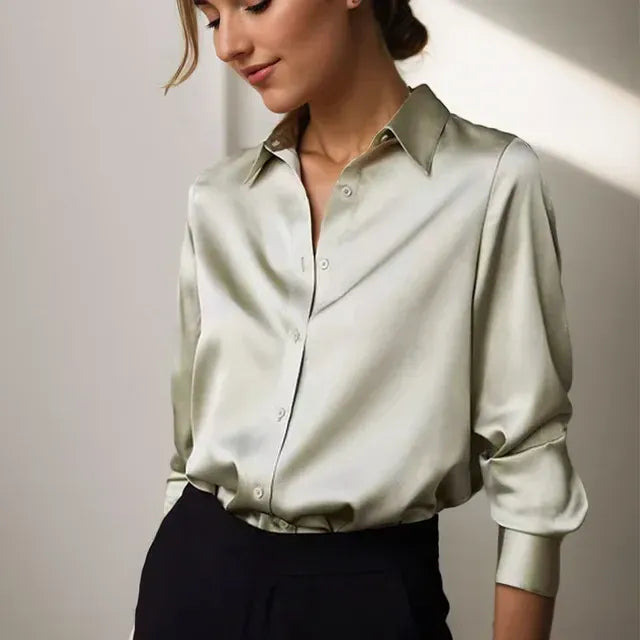 Elegante soepelvallende damesblouse met subtiele glans