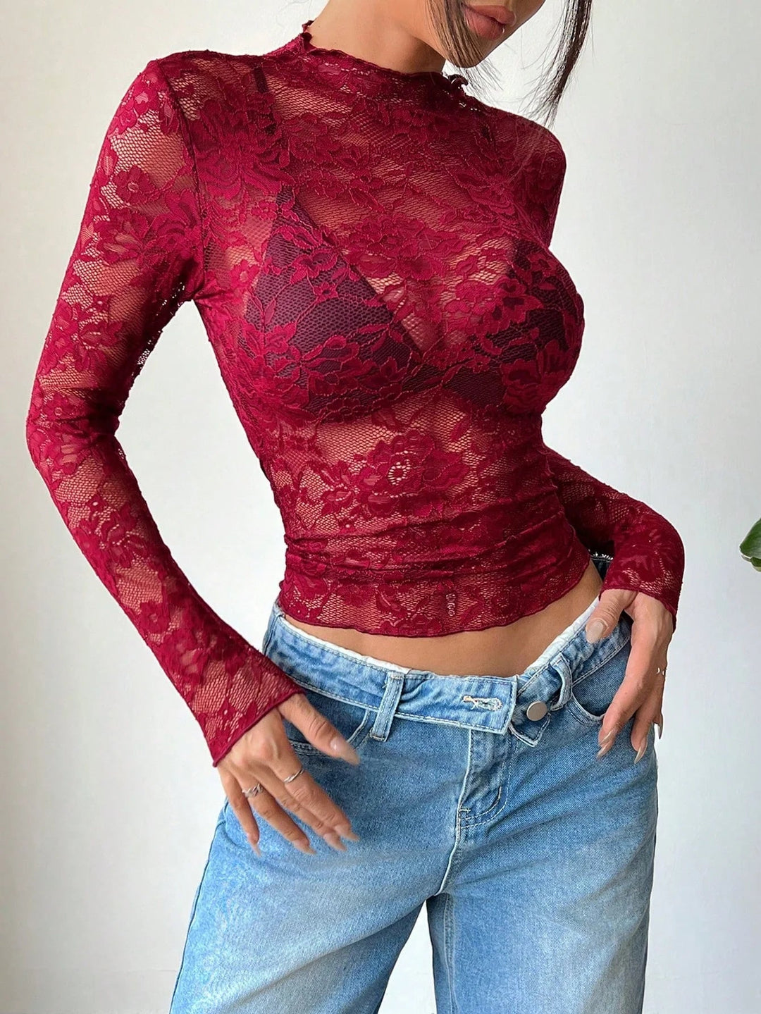 Geknipte kanten blouse met lange mouwen – Sexy, Transparant & Vrouwelijk