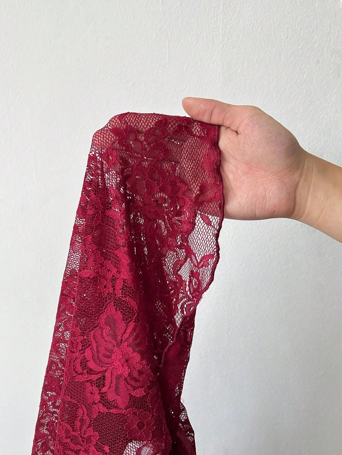 Geknipte kanten blouse met lange mouwen – Sexy, Transparant & Vrouwelijk