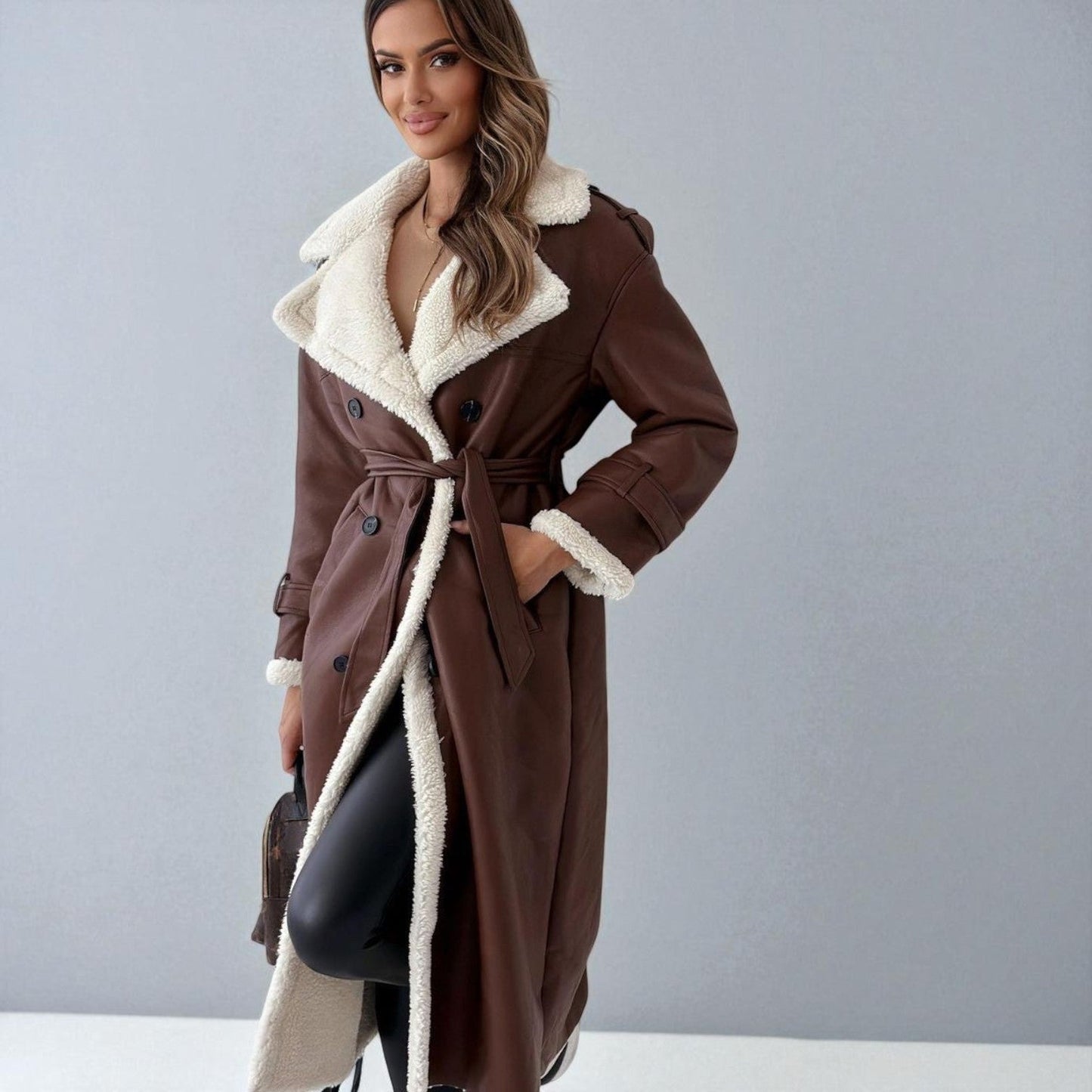 Lange damesjas met teddy afwerking en ceintuur