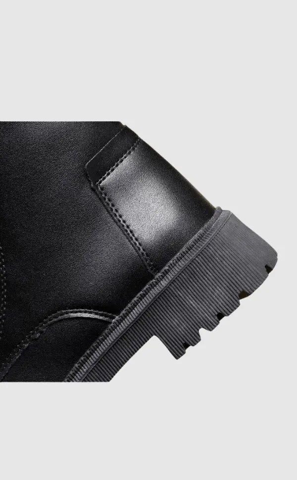 Lia | Zwarte leren gevoerde veterschoenen met profielzool