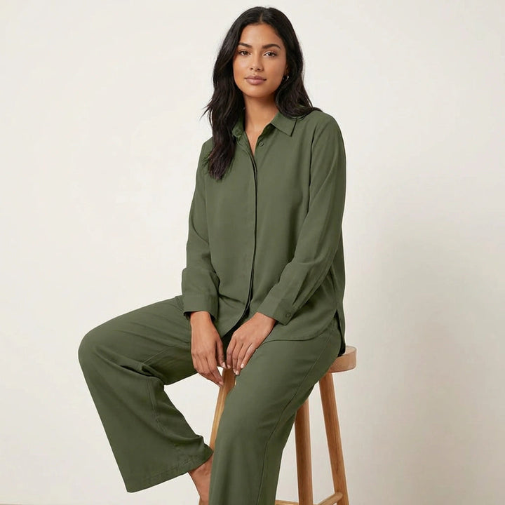 Luchtige tweedelige dames set met blouse en wijde broek