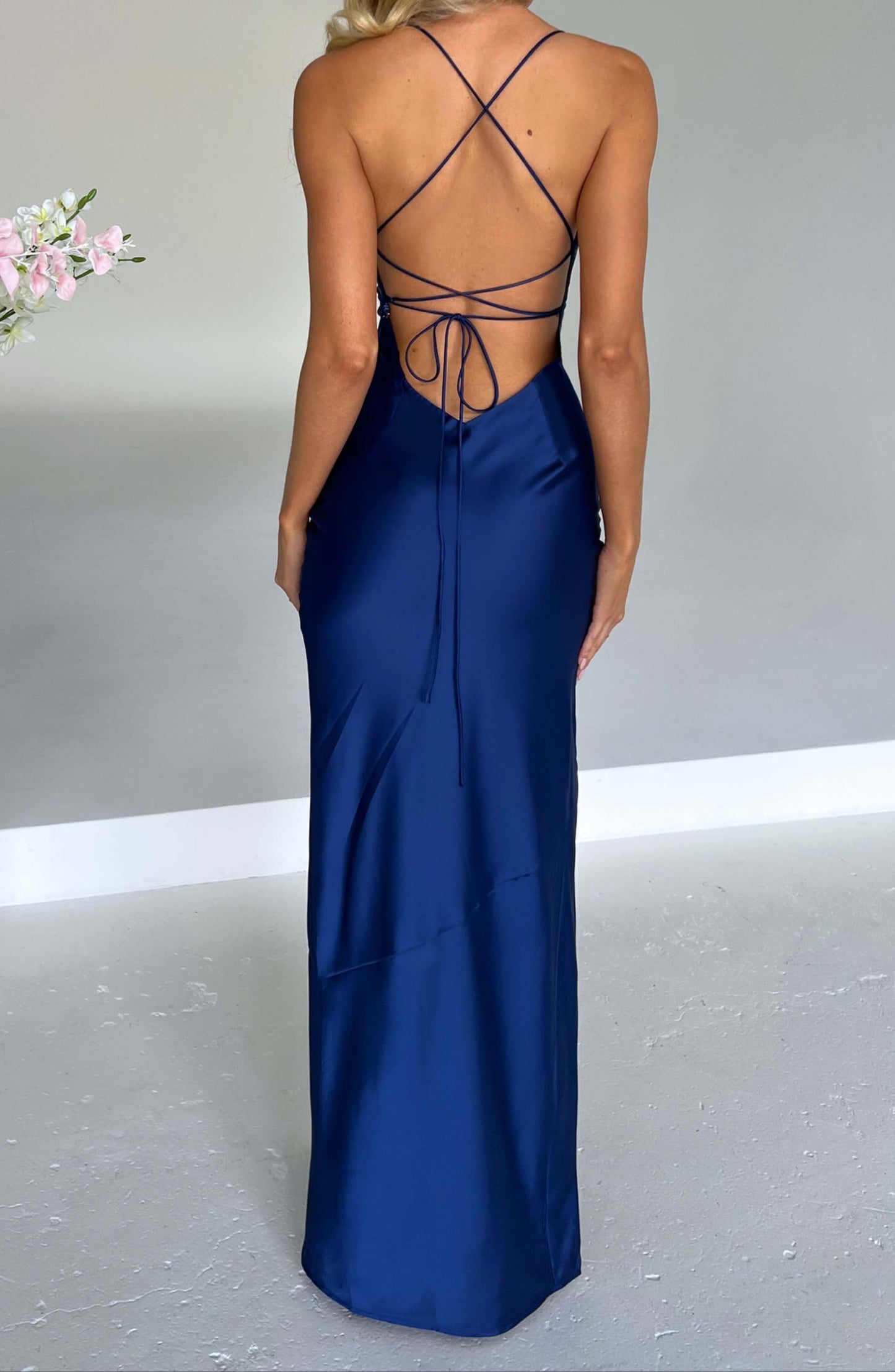 Maxi jurk met split en satijnglans – navy