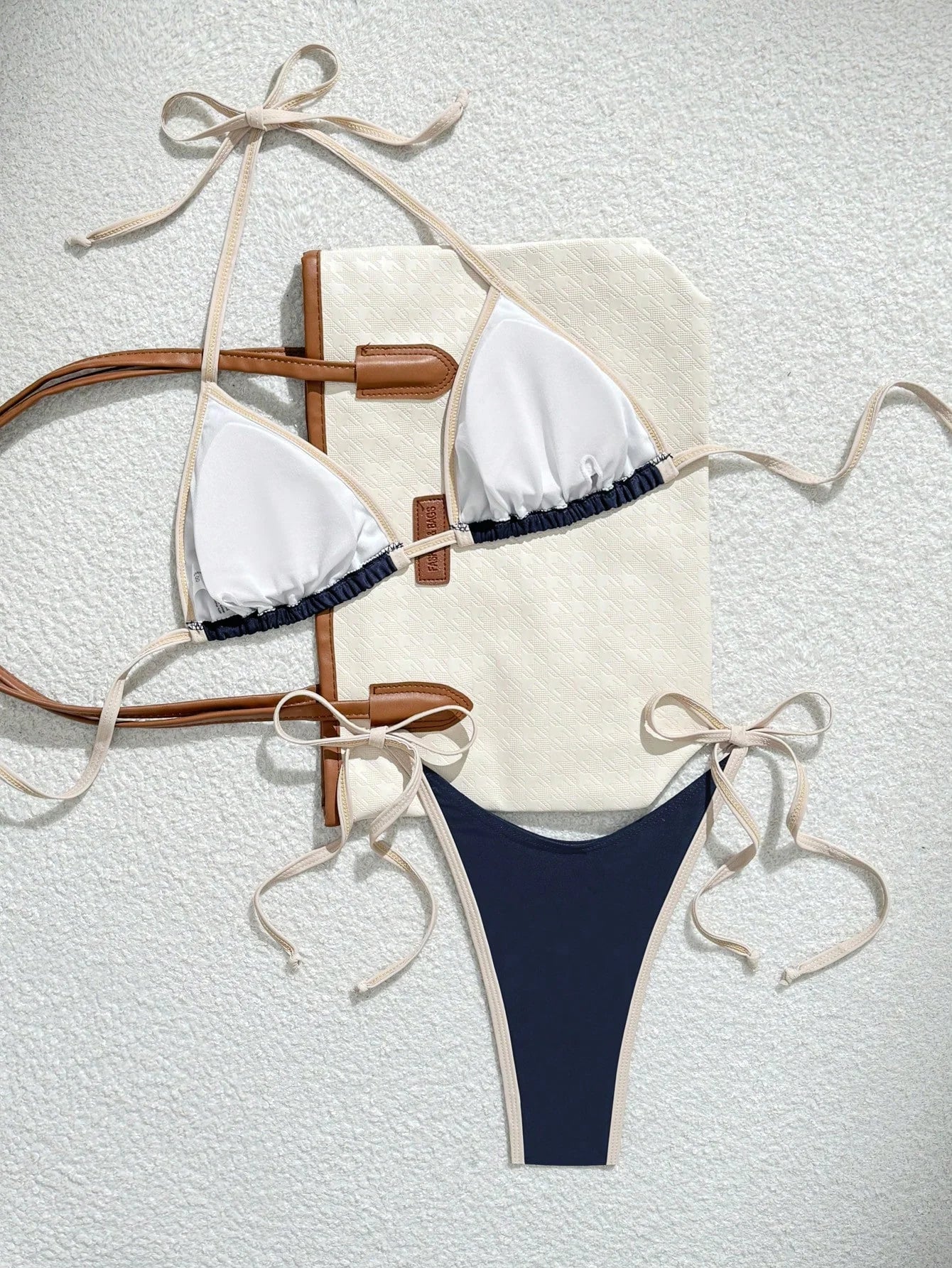 Mira Triangle Bikini | Marineblauw met Beige Contrastzoom