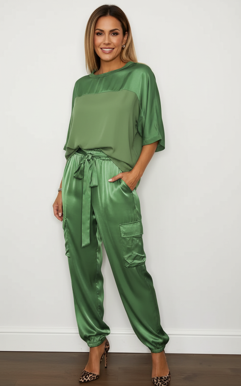 Satijnen dames set met cargobroek en loose top – Inge