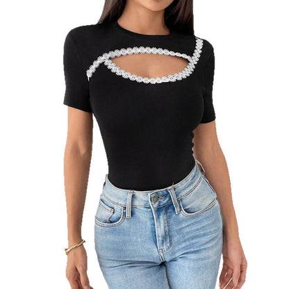 Kennedy Zwarte Cut-Out T-Shirt met Kant Detail – Trendy Aansluitende Dames Top