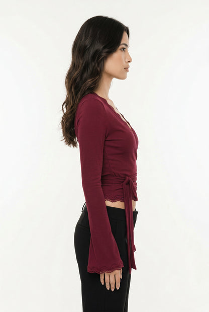 Avery Wijnrode Kant Top met V-Hals en Ceintuur – Elegante Getailleerde Dames Blouse
