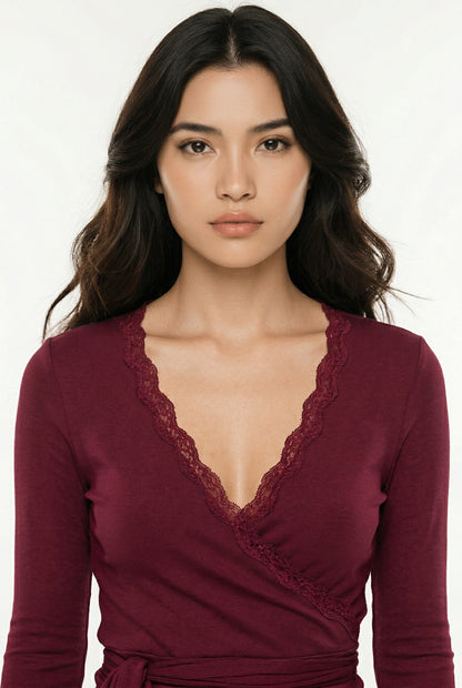 Avery Wijnrode Kant Top met V-Hals en Ceintuur – Elegante Getailleerde Dames Blouse