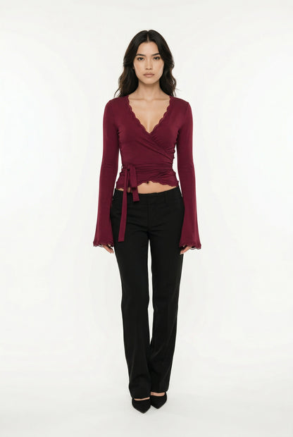 Avery Wijnrode Kant Top met V-Hals en Ceintuur – Elegante Getailleerde Dames Blouse