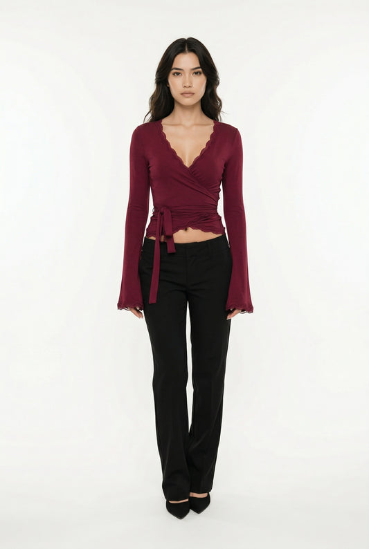 Avery Wijnrode Kant Top met V-Hals en Ceintuur – Elegante Getailleerde Dames Blouse